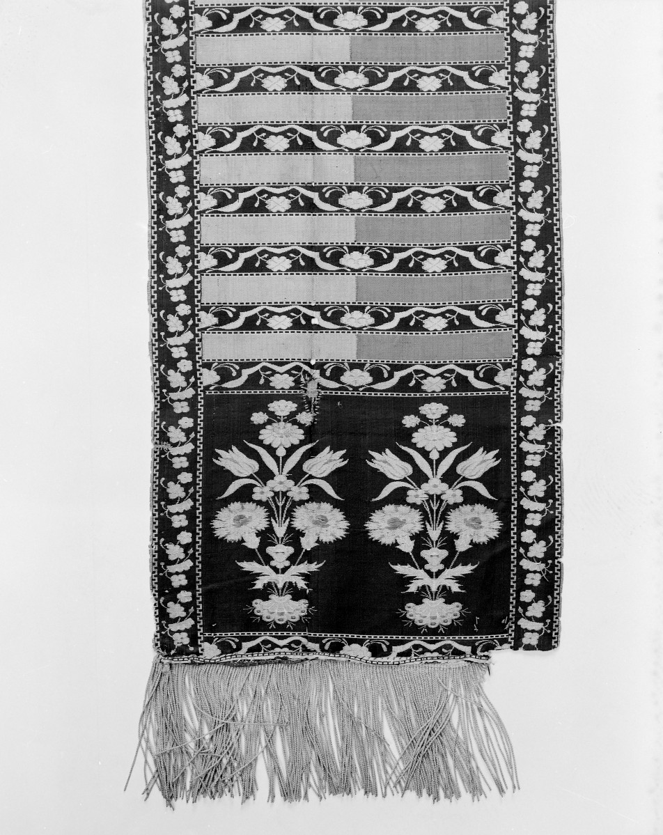 Muzeum Diecezjalne - zbiory - pas jedwabny czterostronny - Lyon /1785 - 1792 rok/ -  głowa i wciąża /fragment/ - rewers, skan 1