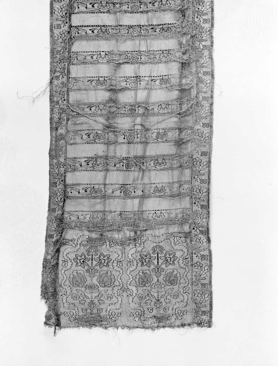 Muzeum Diecezjalne - zbiory - pas lity jednostronny - Słuck /Jan Madżarski 1767 - 1780 rok/ -  głowa i wciąża /fragment/ - awers /brak szlaczka/, skan 1