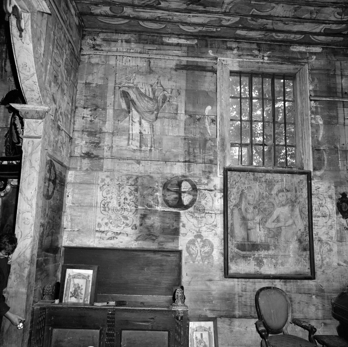 kaplica pw. Nawiedzenia i Zwiastowania Najświętszej Marii Panny - wnętrze - prezbiterium - ściana północna - polichromia - fragment, skan 1