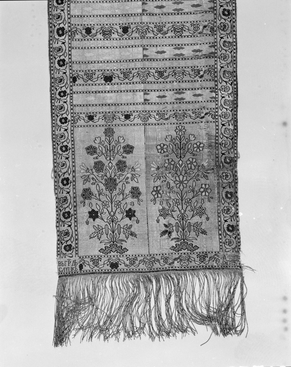 Centralne Muzeum Włókiennictwa - zbiory - pas lity dwustronny - Słuck /Leon Madżarski 1780 - 1807 rok/ - głowa i wciąża /fragment/ - awers, skan 1