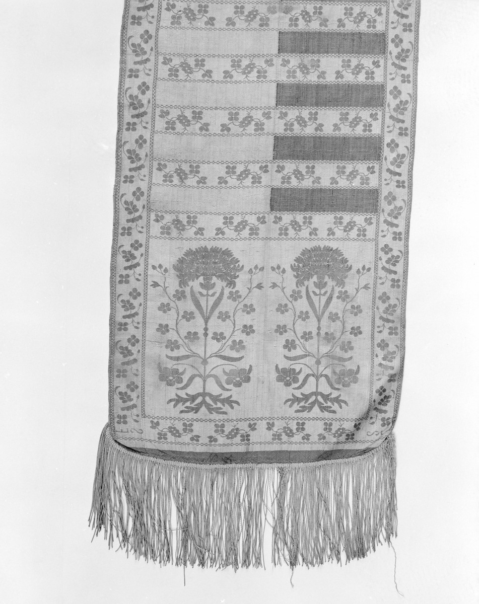 Muzeum Diecezjalne - zbiory - pas jedwabny czterostronny - /XVIII wiek/ - głowa i wciąża /fragment/ - awers, skan 1