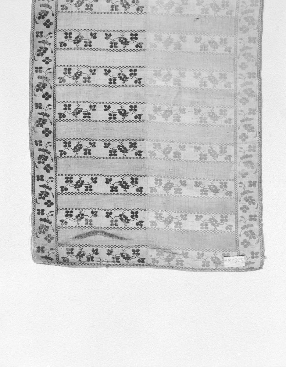 Muzeum Narodowe - od. Muzeum Sztuk Użytkowych - zbiory - pas jedwabny czterostronny - Lyon /1785 - 1792 rok/ - głowa i wciąża /fragment/ - awers, skan 1
