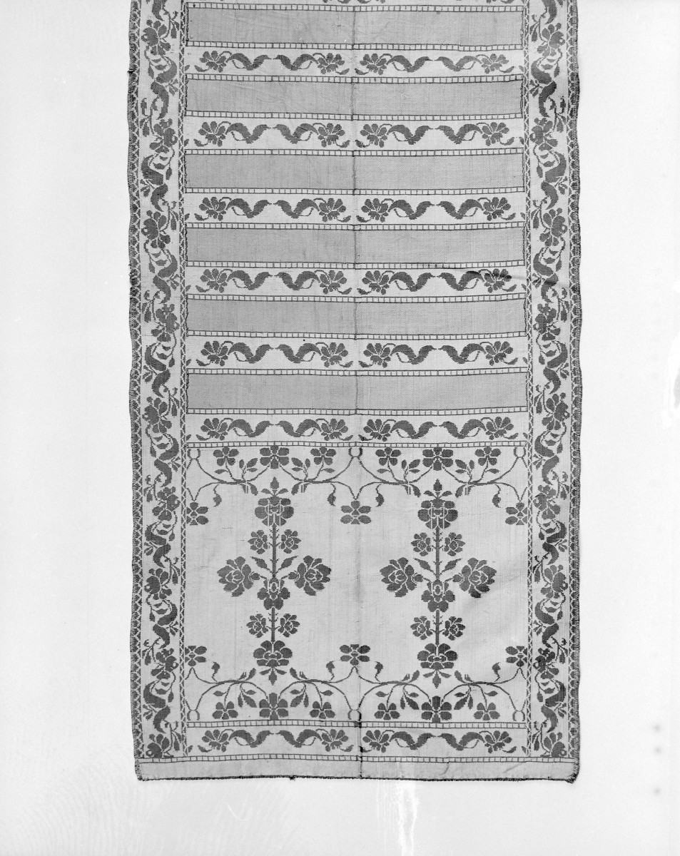 Muzeum Diecezjalne - zbiory - pas lity trójstronny - Kobyłka /1781 - 1794 rok/ -  głowa i wciąża /fragment/ - awers, skan 1