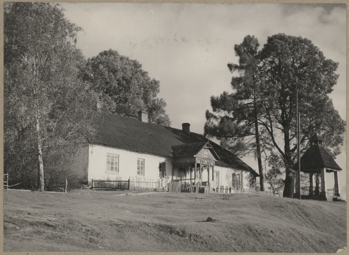 Dwór - widok ogólny od frontu, skan 1