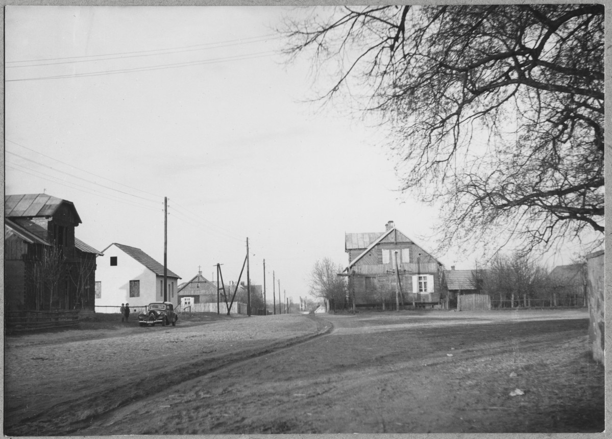Miasto - fragment rynku, widok na zabudowę, skan 1