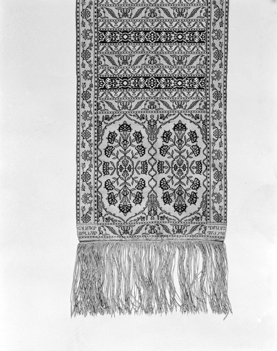 Centralne Muzeum Włókiennictwa - zbiory - pas jedwabny dwustronny - Słuck /1807 rok/ - głowa i wciąża /fragment/ - awers, skan 1