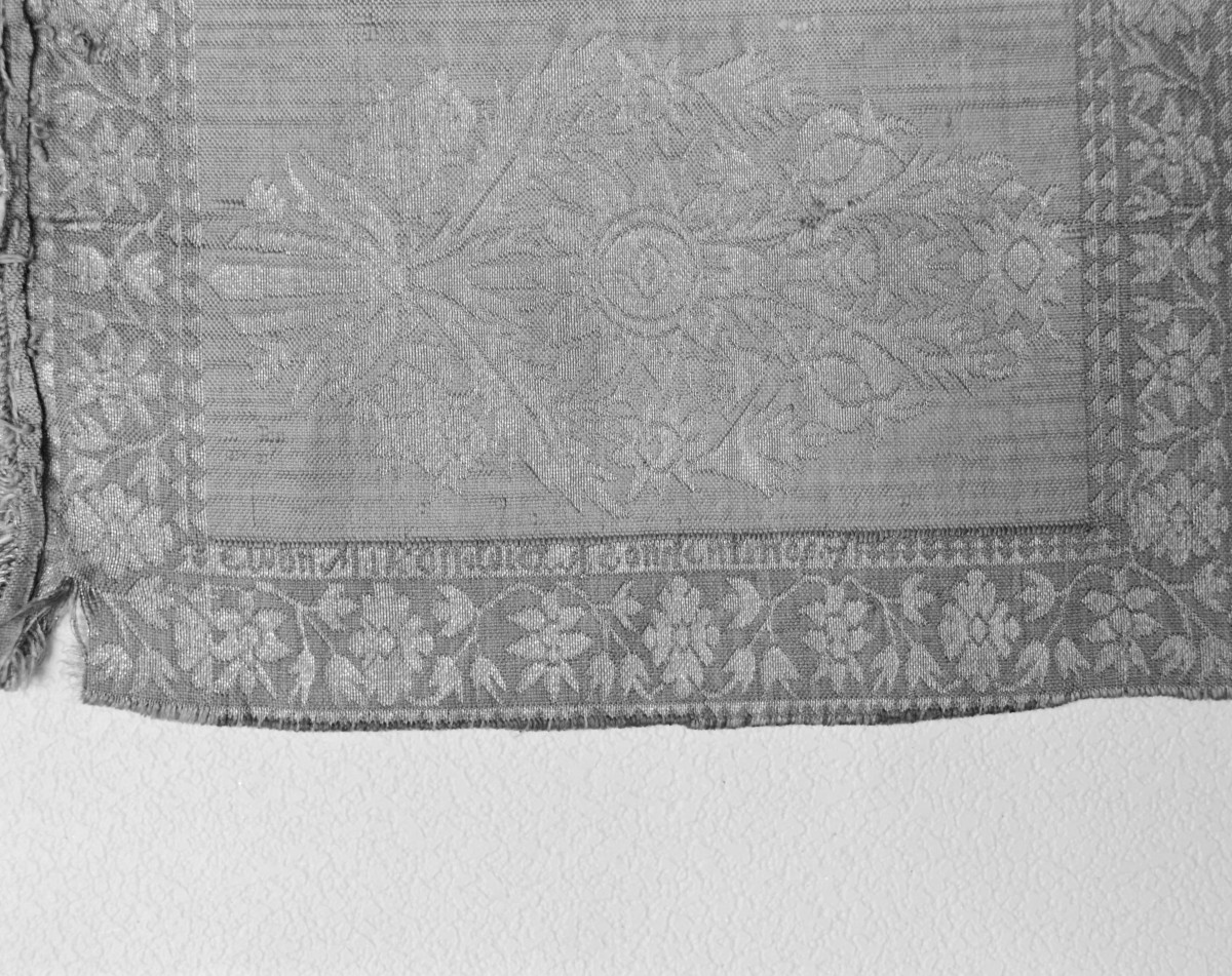 Muzeum Archidiecezjalne - zbiory - pas lity dwustronny - Stambuł /XVIII wiek/ - głowa i wciąża /fragment/ - sygnatura, skan 1