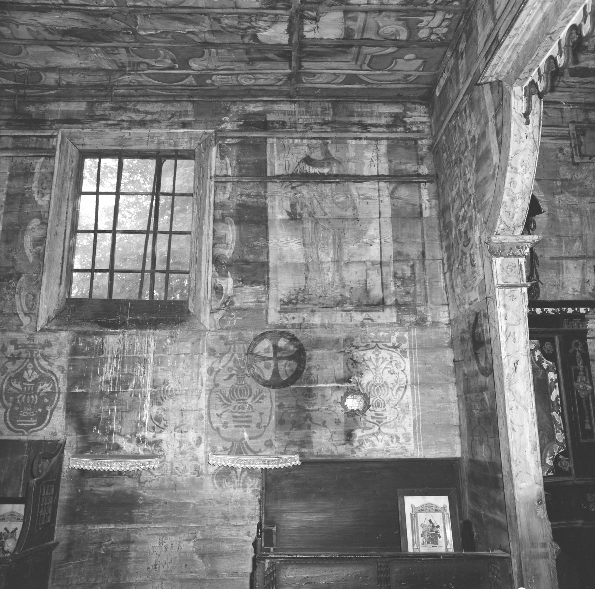 kaplica pw. Nawiedzenia i Zwiastowania Najświętszej Marii Panny - wnętrze - prezbiterium - ściana południowa - polichromia - fragment, skan 1