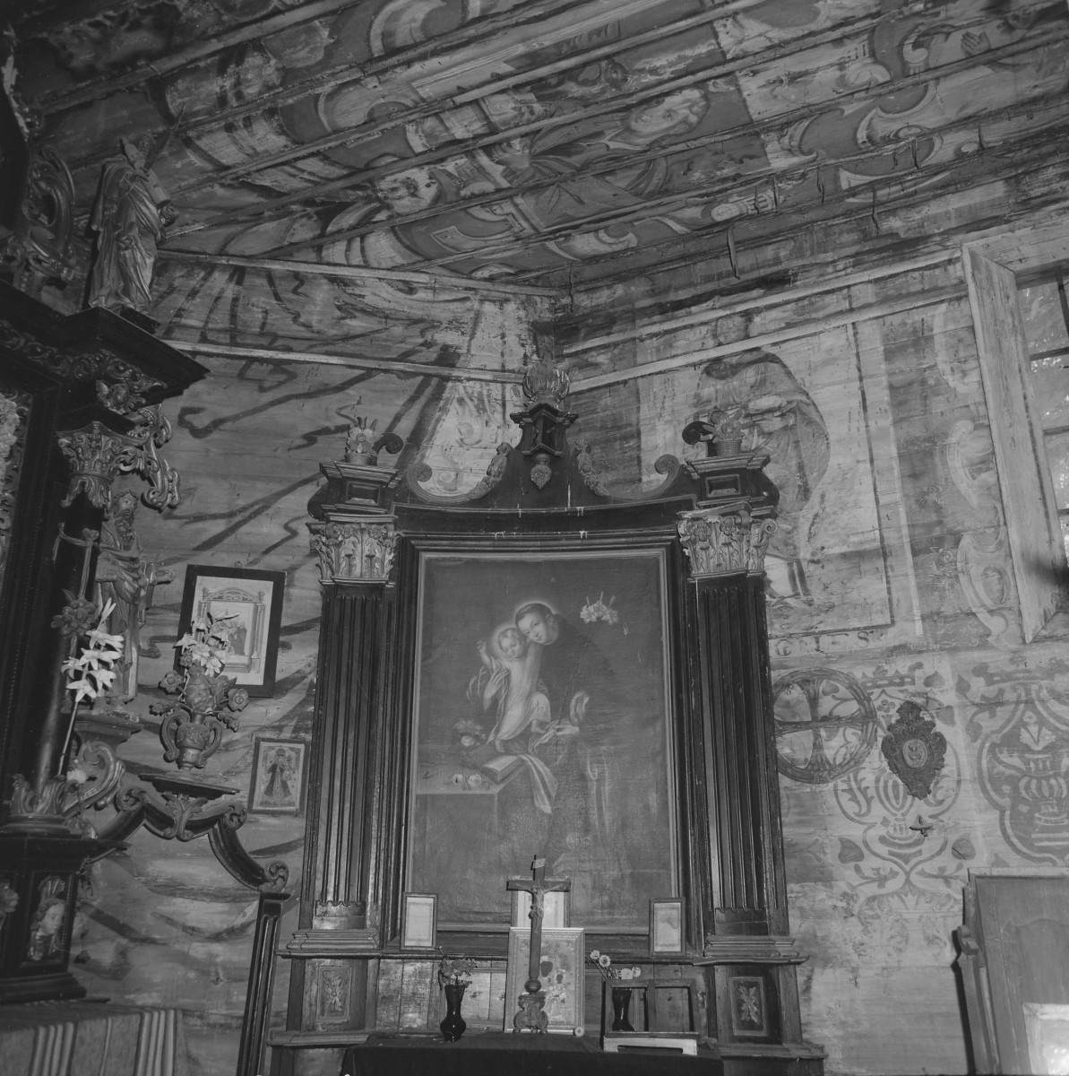 kaplica pw. Nawiedzenia i Zwiastowania Najświętszej Marii Panny - wnętrze - prezbiterium - ściana południowa - fragment - ołtarz boczny - św. Antoni z Dzieciątkiem, skan 1