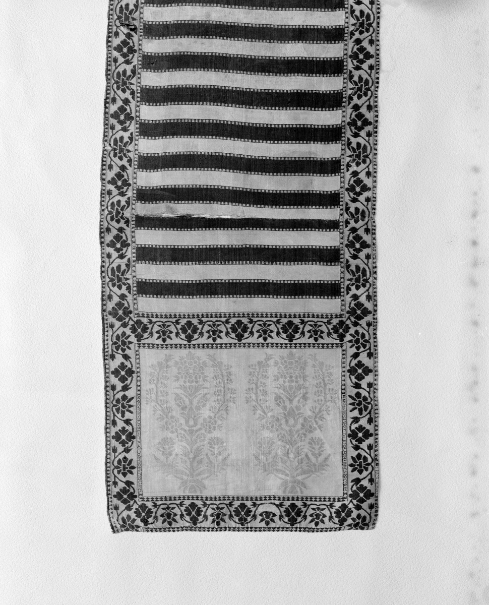 Muzeum Narodowe - zbiory - pas jedwabny dwustronny - Turcja /Stambuł? XVIII wiek/ - głowa i wciąża /fragment/, skan 1