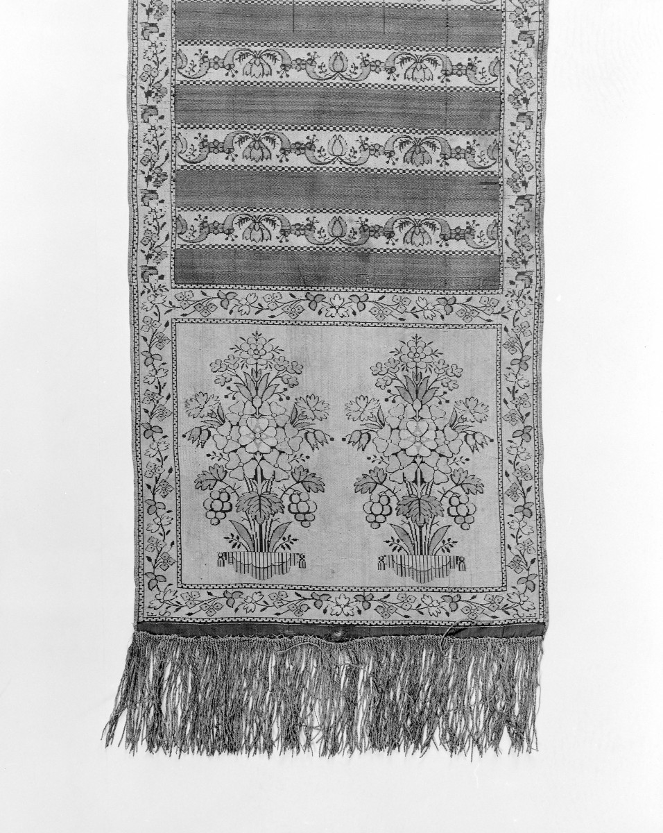 Muzeum Diecezjalne - zbiory - pas jedwabny jednostronny - Lyon /1785 - 1792 rok/ -  głowa i wciąża /fragment/ - awers, skan 1