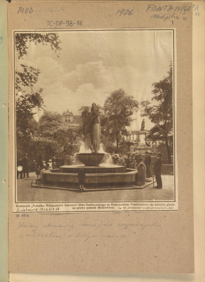 wycinek na karcie z czasopisma Światowid, 1926, Nr 38, przedstawiający według podpisu: „Wodotrysk Pomnika Wdzięczności Ameryce dłuta Dunikowskiego na Krakowskim Przedmieściu; na dalszym planie na prawo pomnik Mickiewicza”, skan 1