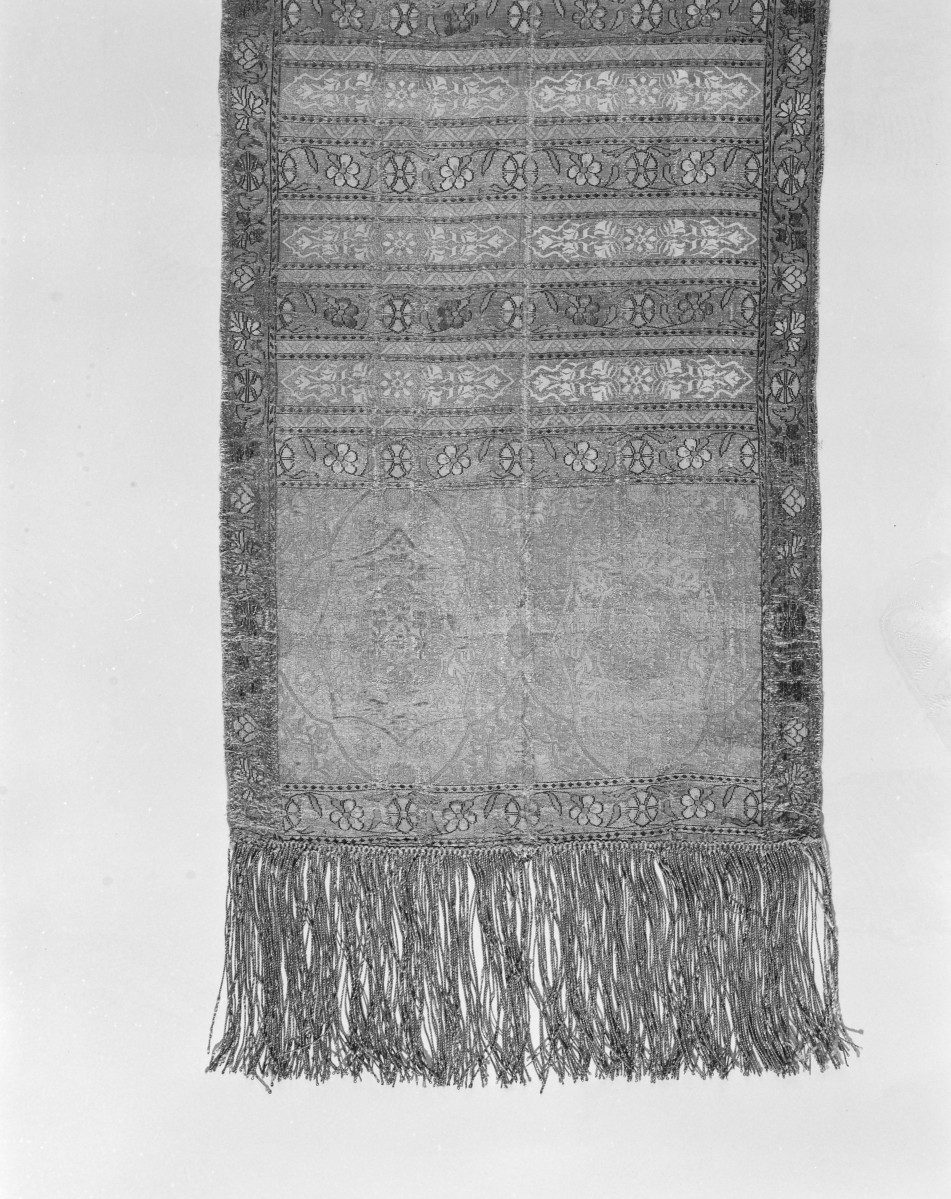 Centralne Muzeum Włókiennictwa - zbiory - pas lity czterostronny - Słuck /1780 - 1807 rok/ - głowa i wciąża /fragment/ - awers, skan 1