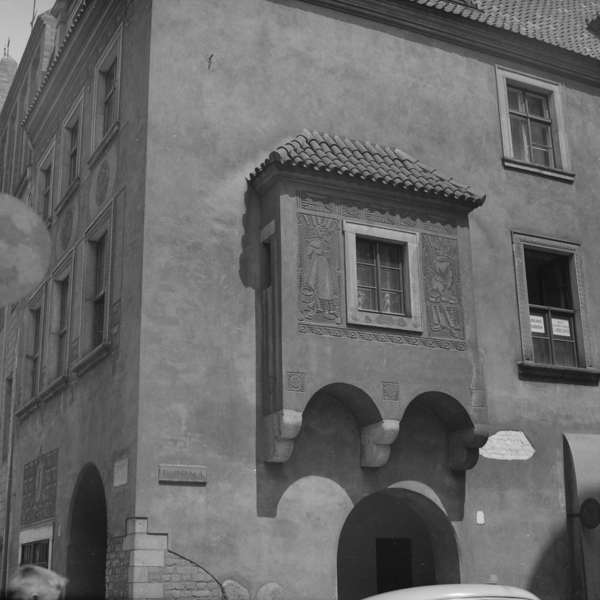 kamienica w Rynku - elewacja: wykusz, skan 1
