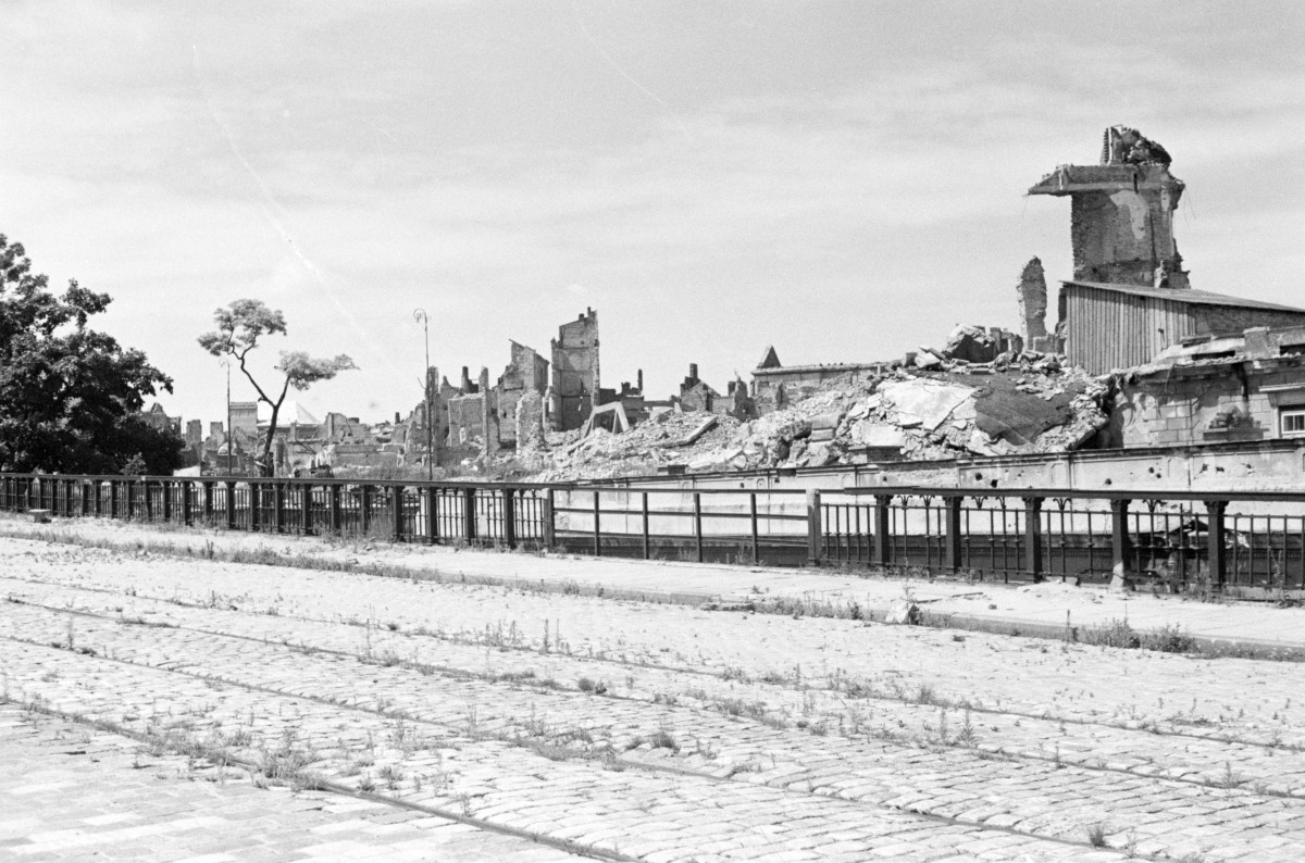 Zamek Królewski - widok ogólny ruin, skan 1