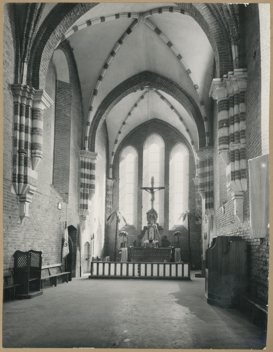 Zespół klasztorny - wnętrze kościoła, widok na prezbiterium, skan 1