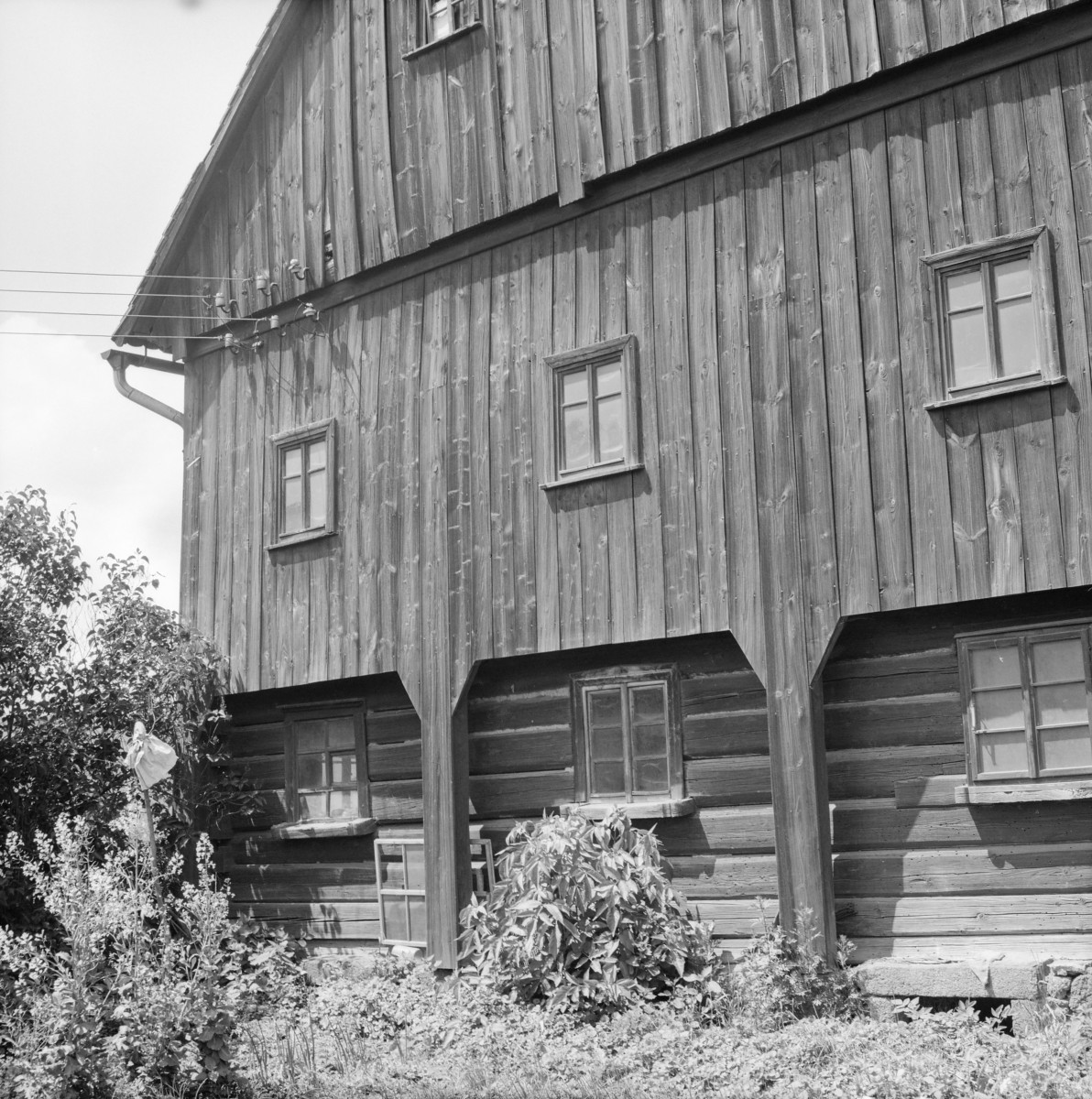 zagroda wiejska dom nr. 80 / stodoła - elewacja szczytowa - fragment, skan 1