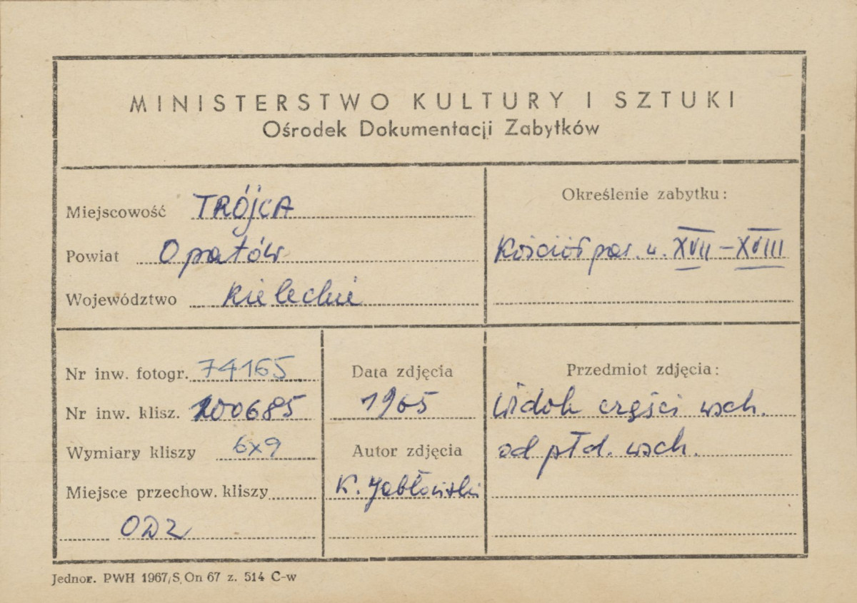 Kościół parafialny św. Trójcy -  widok od strony płd. - wsch. na prezbiterium - metryczka, skan 1