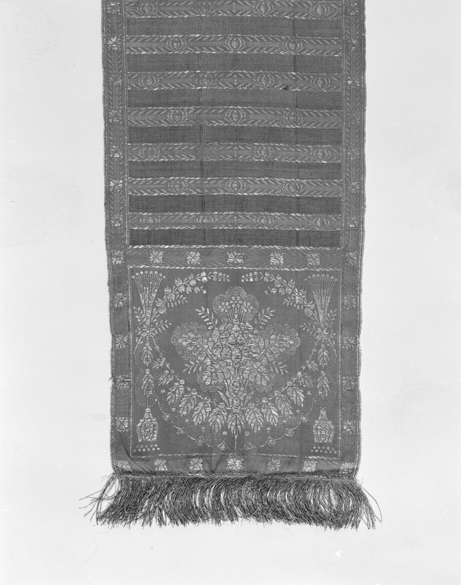 Centralne Muzeum Włókiennictwa - zbiory - pas lity dwustronny - Lyon /1785 - 1792 rok/ - głowa i wciąża /fragment/ - awers, skan 1
