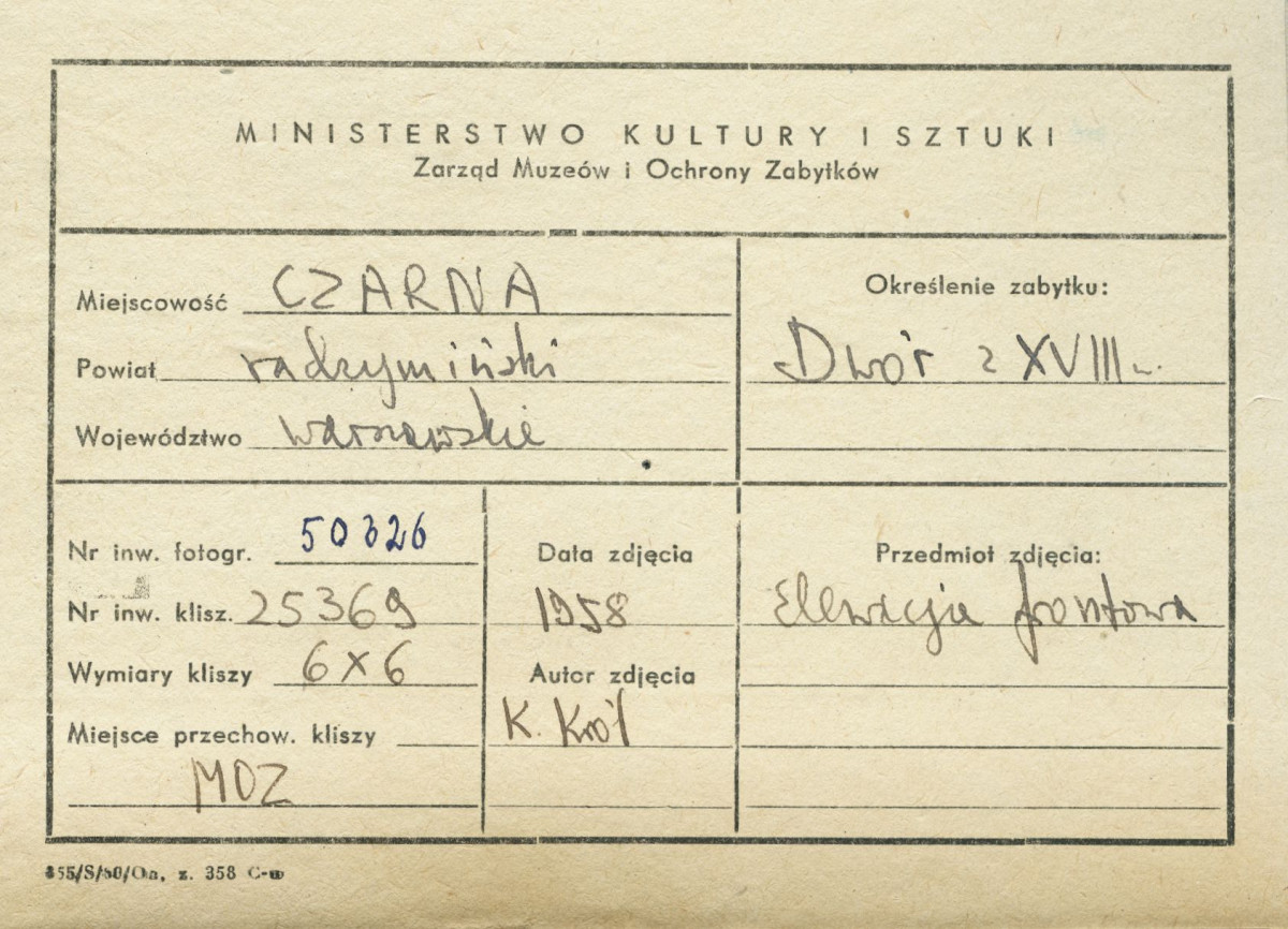 Dwór drewniany - fragment elewacji frontowej, widok na ganek - metryczka, skan 1