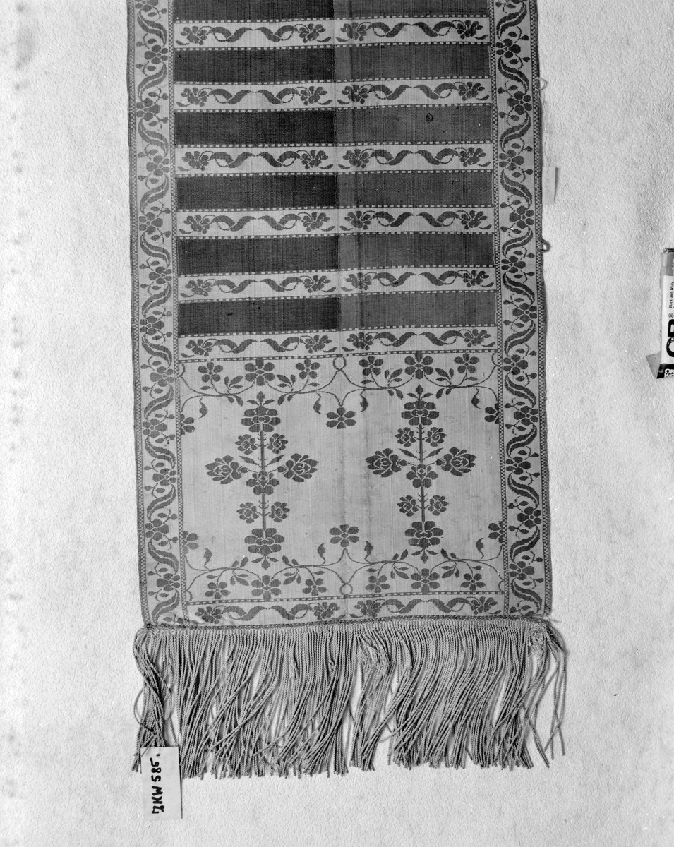 Zamek Królewski - zbiory - pas lity trójstronny - Kobyłka /1781 - 1794 rok/ - głowa i wciąża /fragment/ - awers, skan 1