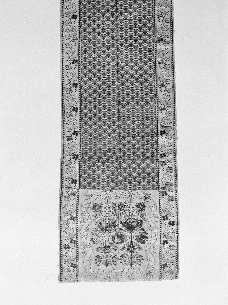 Muzeum Archidiecezjalne - zbiory - pas półlity dwustronny - Bareż /XVIII wiek/ - głowa i wciąża /fragment/ - awers, skan 1