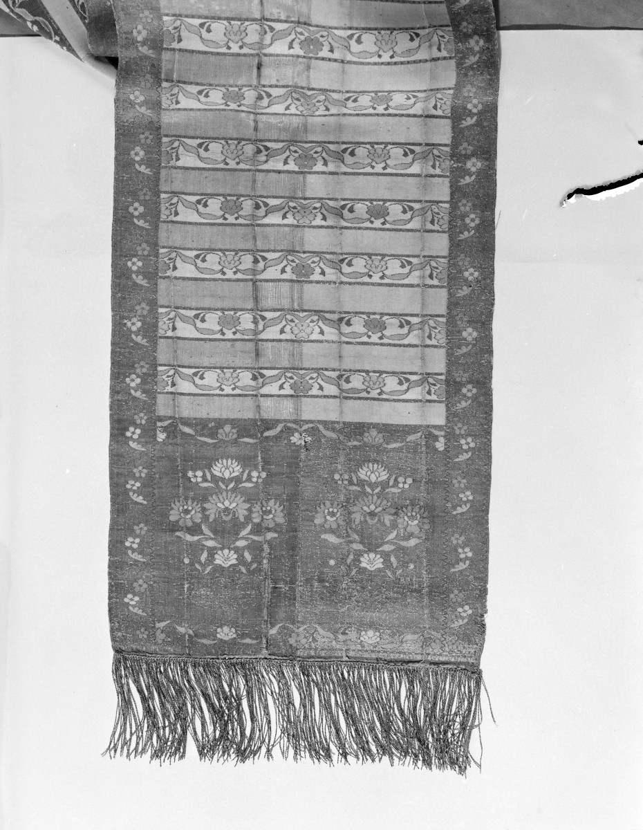 Centralne Muzeum Włókiennictwa - zbiory - pas lity czterostronny - Lyon /1785 - 1792 rok/ - głowa i wciąża /fragment/ - awers, skan 1
