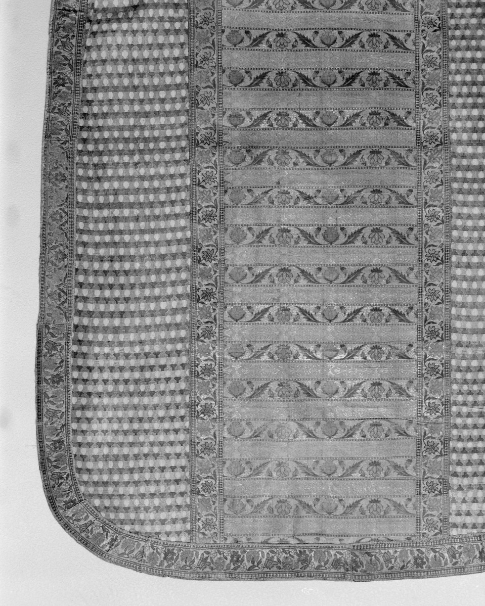 Muzeum Archidiecezjalne - zbiory - pas lity dwustronny /wciąża z trzech pasów/ - Persja lub Słuck /XVII wiek lub 1767 - 1780 rok/ - wciąża /fragment/ - kolumna i bok pleców ornatu, skan 1