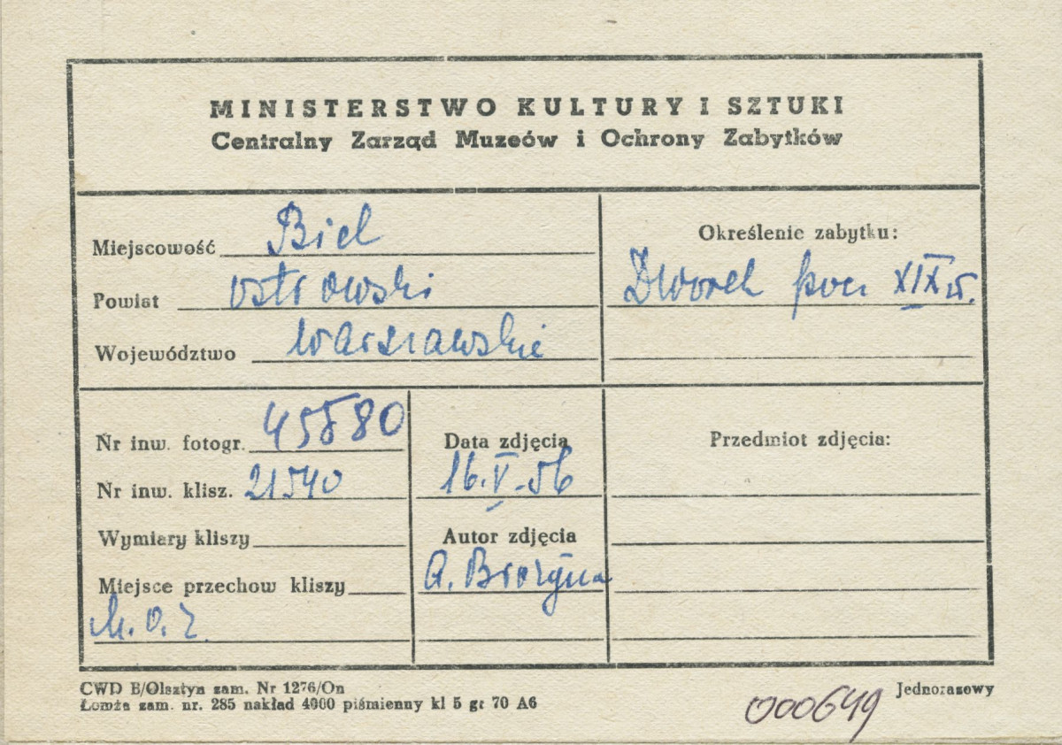 Dworek drewniany - widok ogólny od frontu - metryczka, skan 1