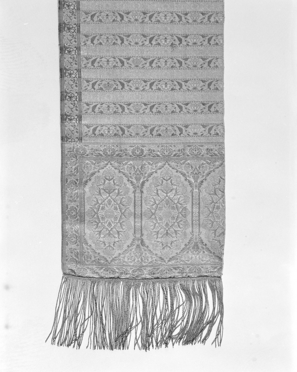 Centralne Muzeum Włókiennictwa - zbiory - pas lity jednostronny - Persja - Kaszan /1700 - 1722 rok/ - głowa i wciąża /fragment/ - awers, skan 1