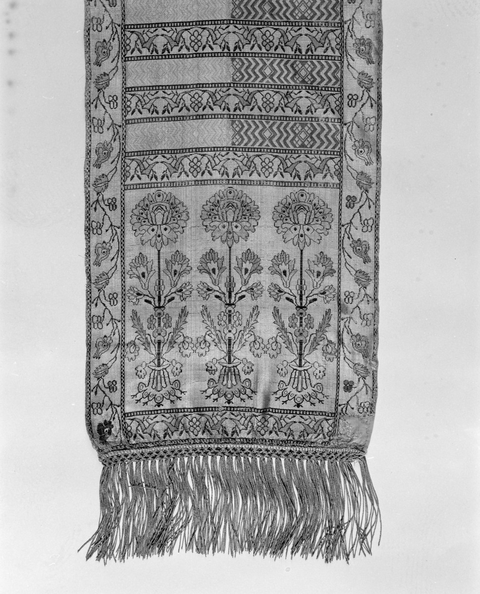 Centralne Muzeum Włókiennictwa - zbiory - pas jedwabny dwustronny - Kraków /XVIII wiek/ - głowa i wciąża /fragment/ - awers, skan 1