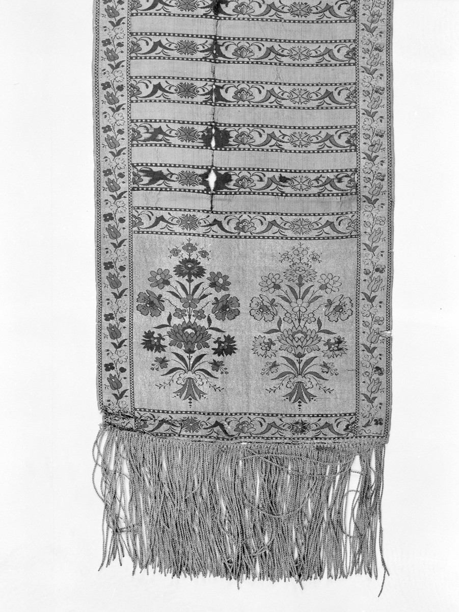 Muzeum Diecezjalne - zbiory - pas półlity trójstronny - Lyon /1785 - 1792 rok/ -  głowa i wciąża /fragment/ - awers, skan 1