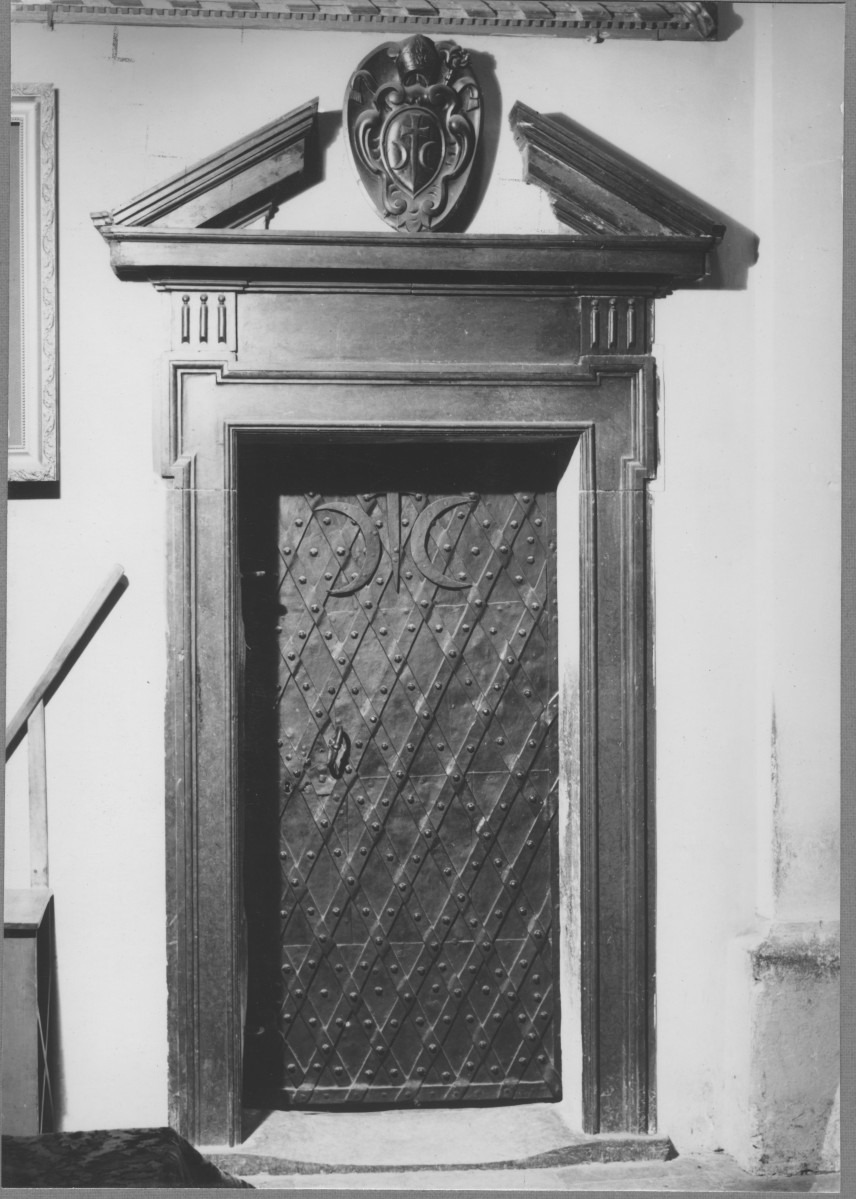 Zespół opactwa - kościół, portal do zakrystii , skan 1