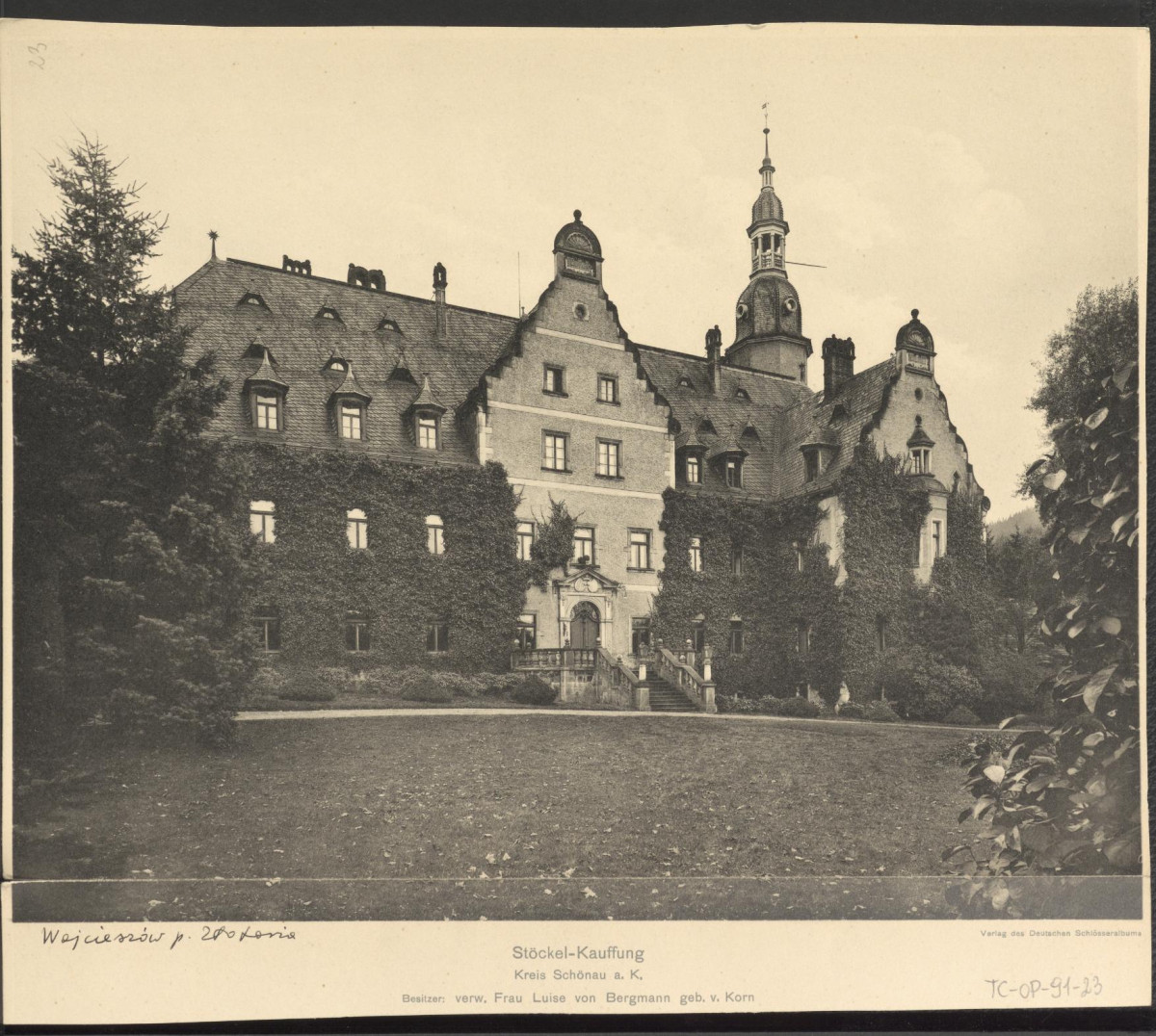 dwie fotografie czarno-białe przedstawiające widok pałacu i jego otoczenia, według opisu w miejscowości Wojcieszów z publikacji: A. Duncker, „Die Landlisch Wohsitze…”. Tom 3, skan 2