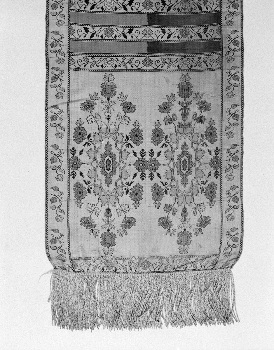 Muzeum Narodowe - od. Muzeum Sztuk Użytkowych - zbiory - pas jedwabny czterostronny - /XVIII wiek/ - głowa i wciąża /fragment/ - awers, skan 1