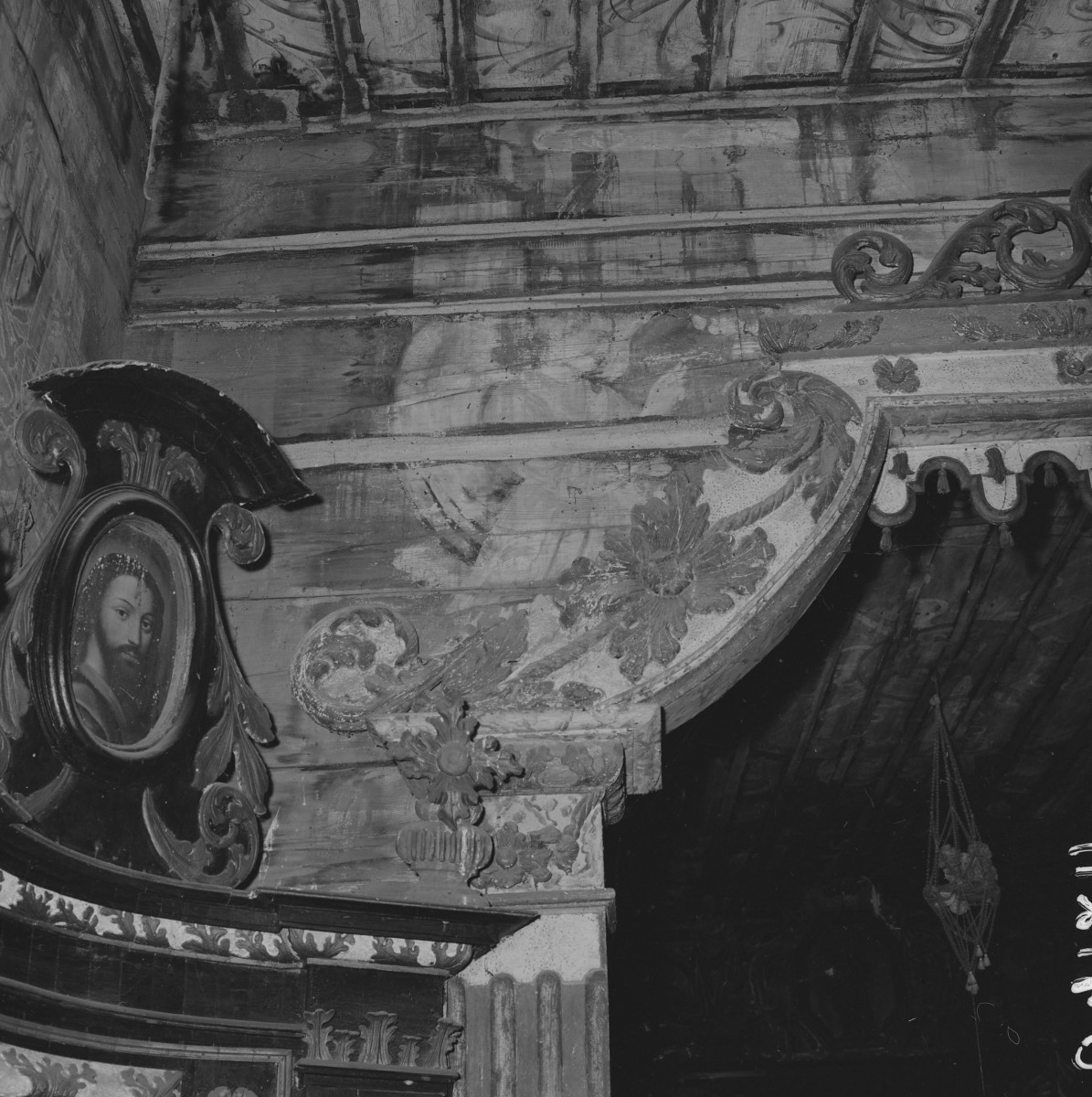 kaplica pw. Nawiedzenia i Zwiastowania Najświętszej Marii Panny - wnętrze - prezbiterium - łuk tęczowy - polichromia - fragment /od strony nawy/, skan 1