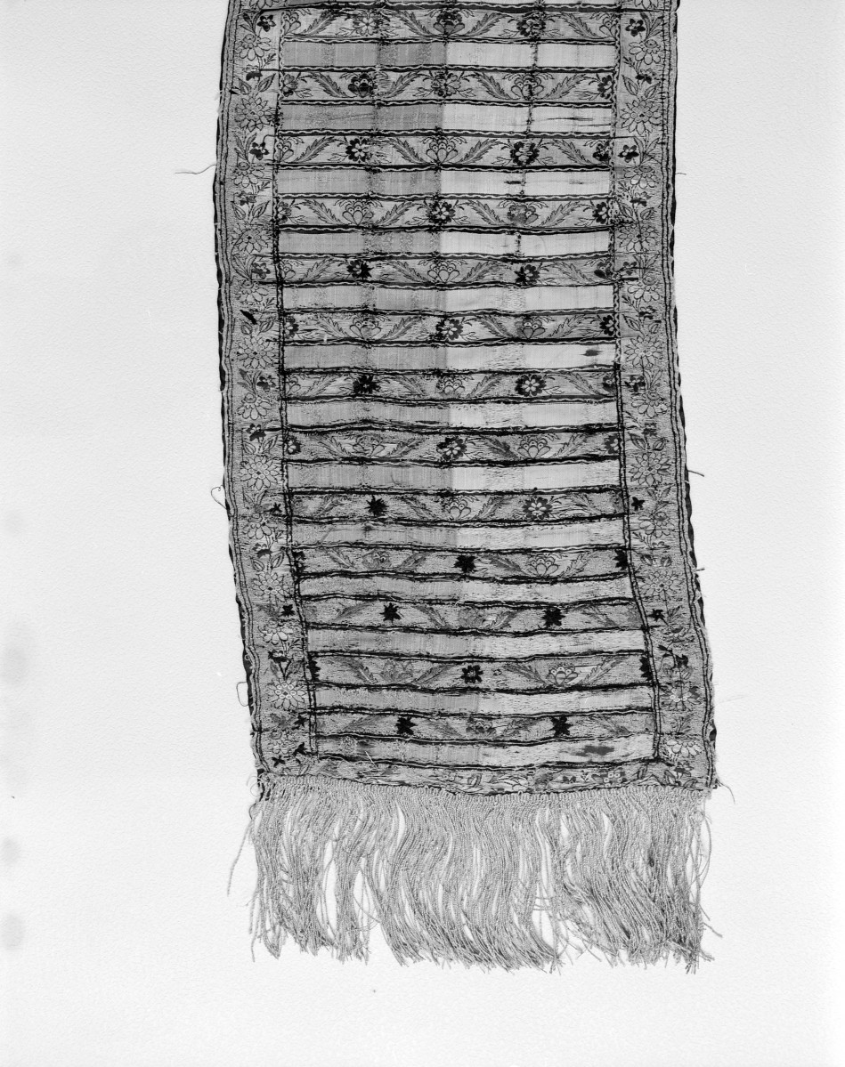 Muzeum Narodowe - od. Muzeum Sztuk Użytkowych - zbiory - pas lity czterostronny - Kraków /XVIII wiek/ - głowa i wciąża /fragment/ - awers, skan 1