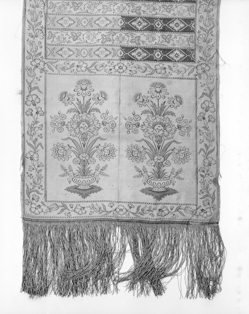 Muzeum Diecezjalne - zbiory - pas jedwabny dwustronny - Lyon /1785 - 1792 rok/ - głowa i wciąża /fragment/ - awers, skan 1