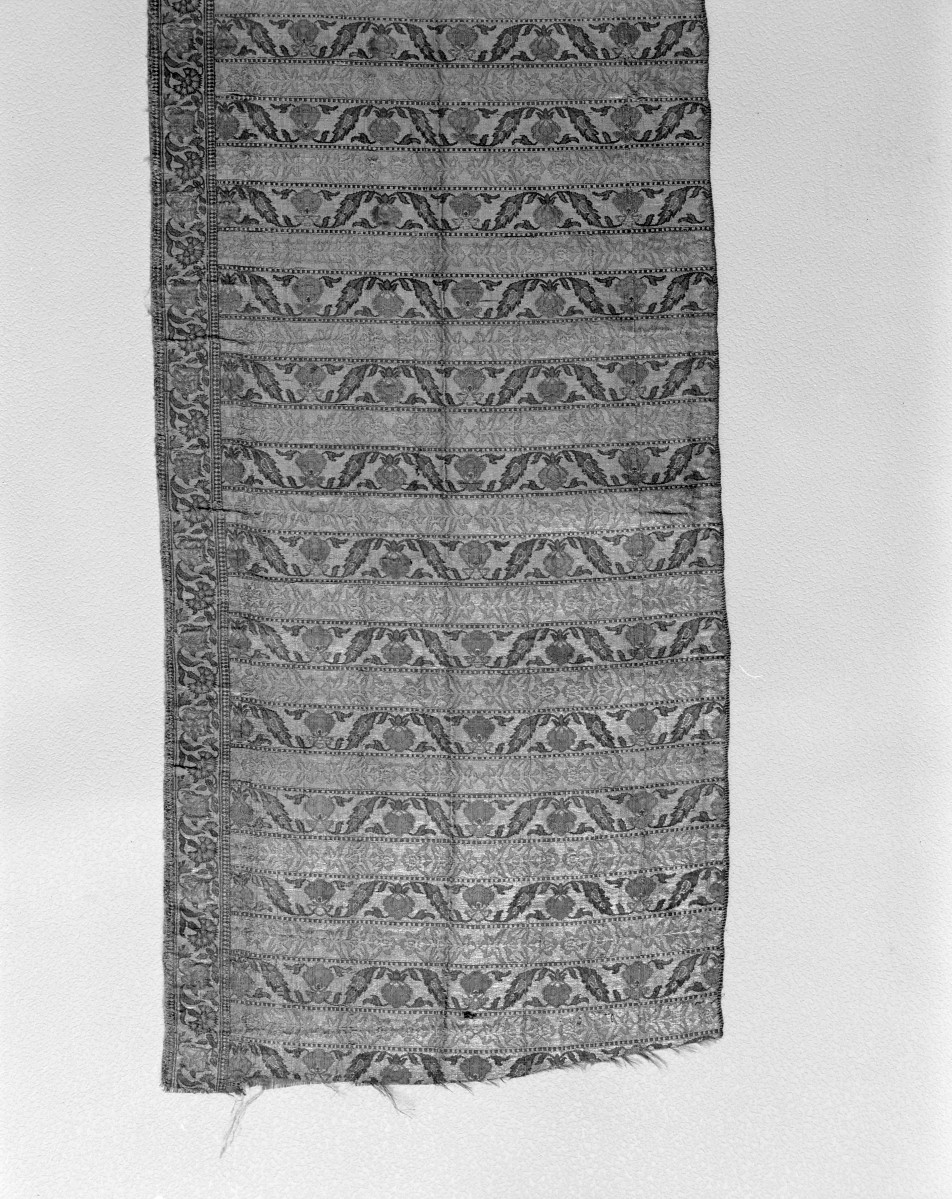Muzeum Narodowe - od. Muzeum Sztuk Użytkowych - zbiory - pas lity jednostronny - Persja /XVII wiek/ - głowa i wciąża /fragment/ - awers, skan 1