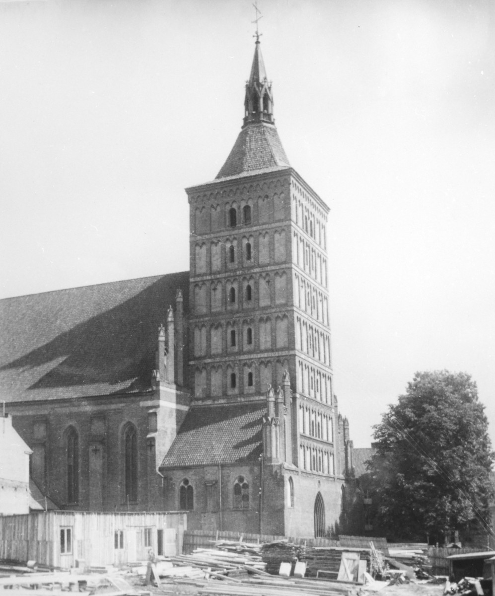 kościół parafialny, ob. katedra pw. św. Jakuba Starszego - widok od północnego-zachodu, fragment, skan 1