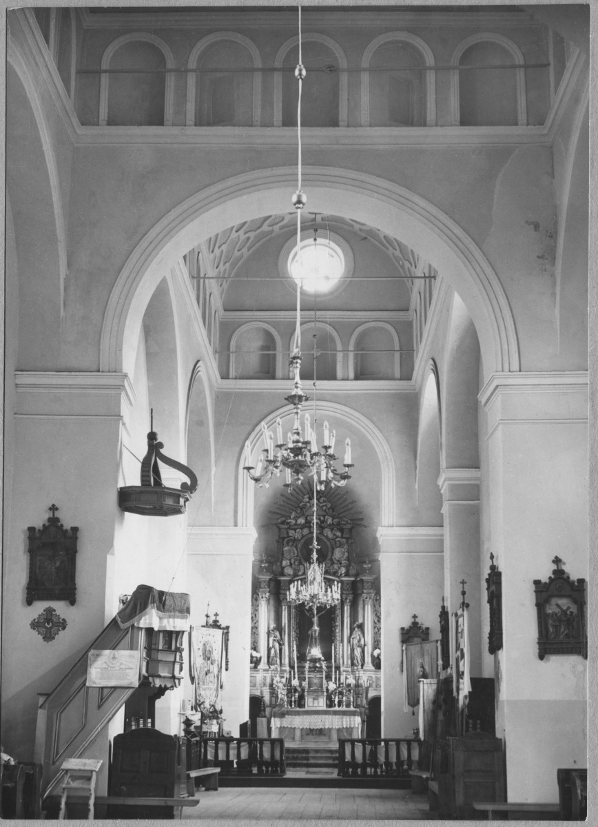 Kościół parafialny - wnętrze, widok z nawy w kierunku prezbiterium, skan 1