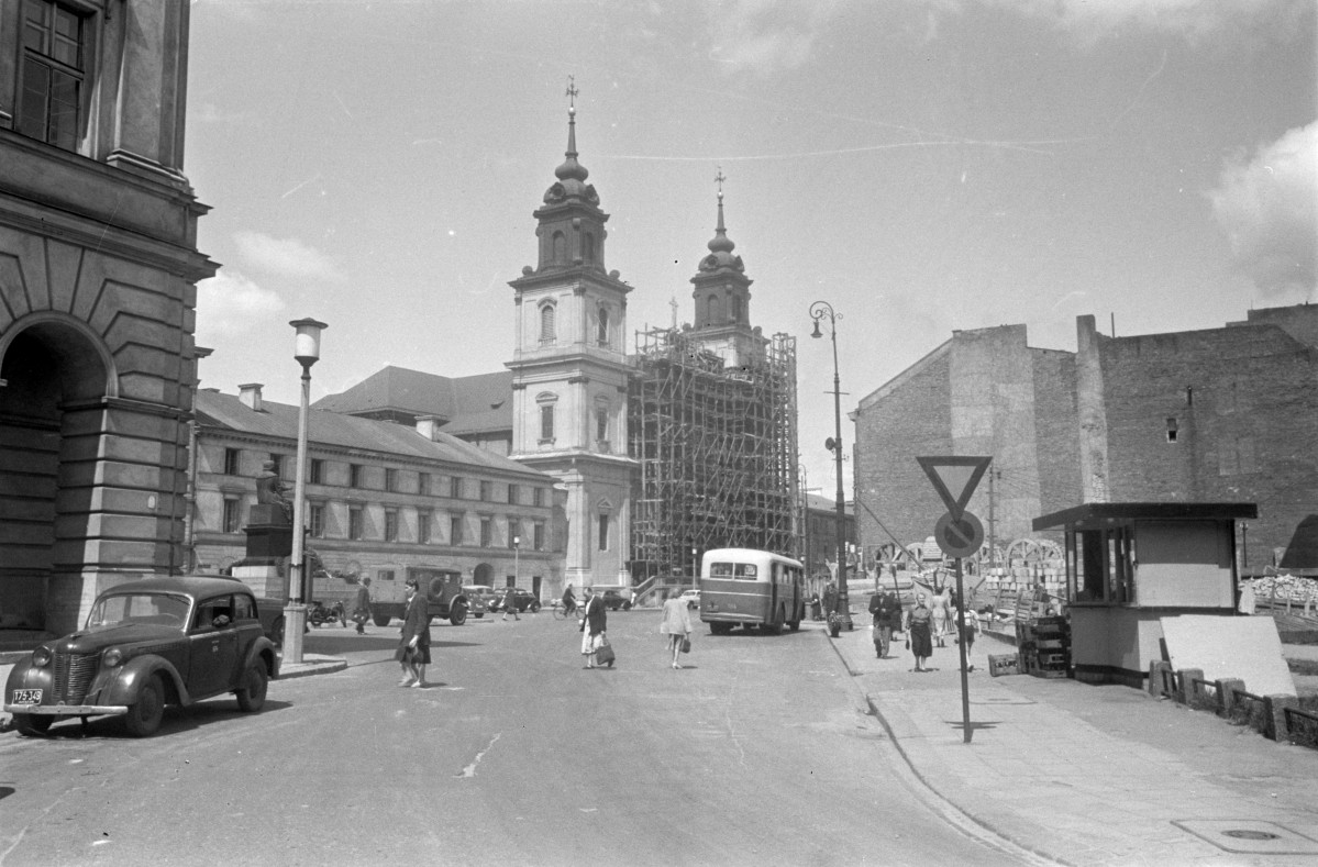kościół klasztorny misjonarzy, ob. parafialny pw. św. Krzyża - widok od frontu oraz sąsiednich kamienic, skan 1