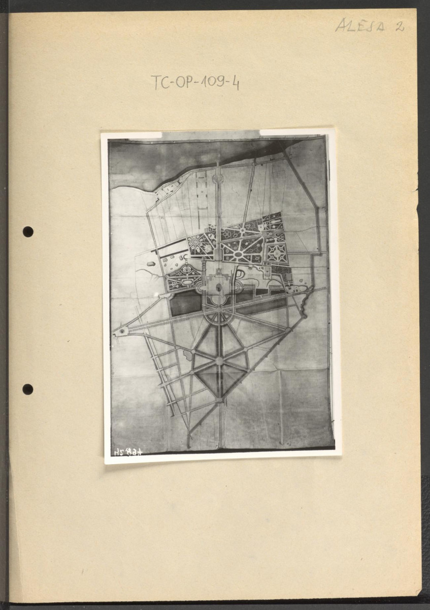 fotografia czarno-biała na karcie przedstawiająca według opisu: "Aleja, Warszawa, Park Ujazdowski - plan parku i najbliższej jego okolicy ok. 1780 r., nr. 42897", skan 1