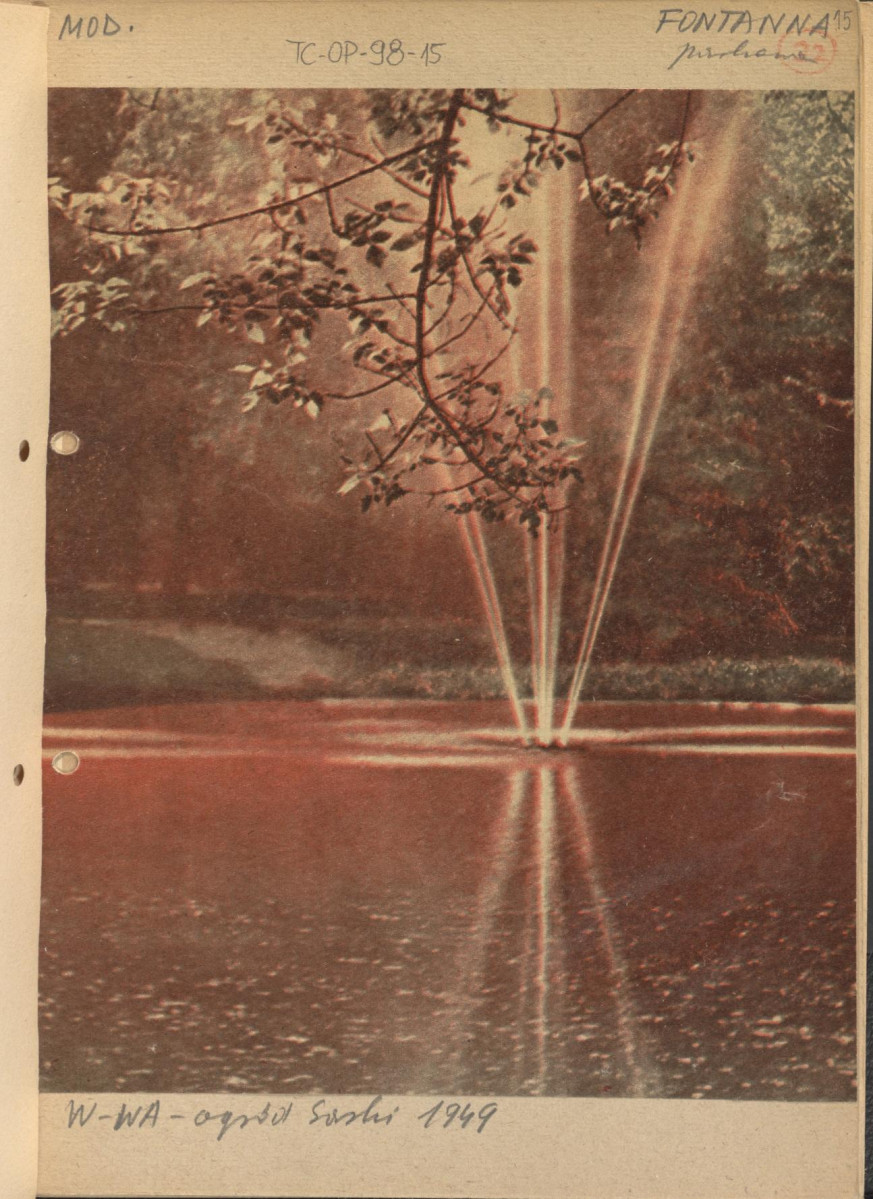 wycinek z czasopisma (według opisu z karty Przyjaciółka nr. 65, 1949 r.), wycinek przedstawia według opisu: „Mod., Fontanna parkowa, W-wa Ogród Saski 1949”, skan 1