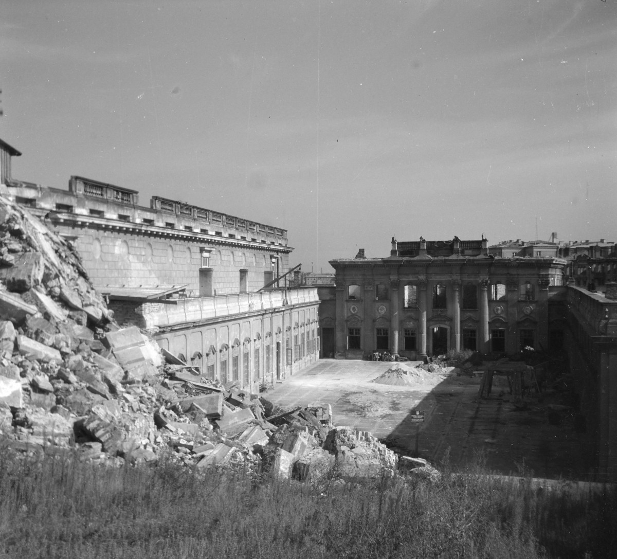 Pałac "Pod Blachą", dawny pałac Lubomirskich. Widok na ruiny., skan 1