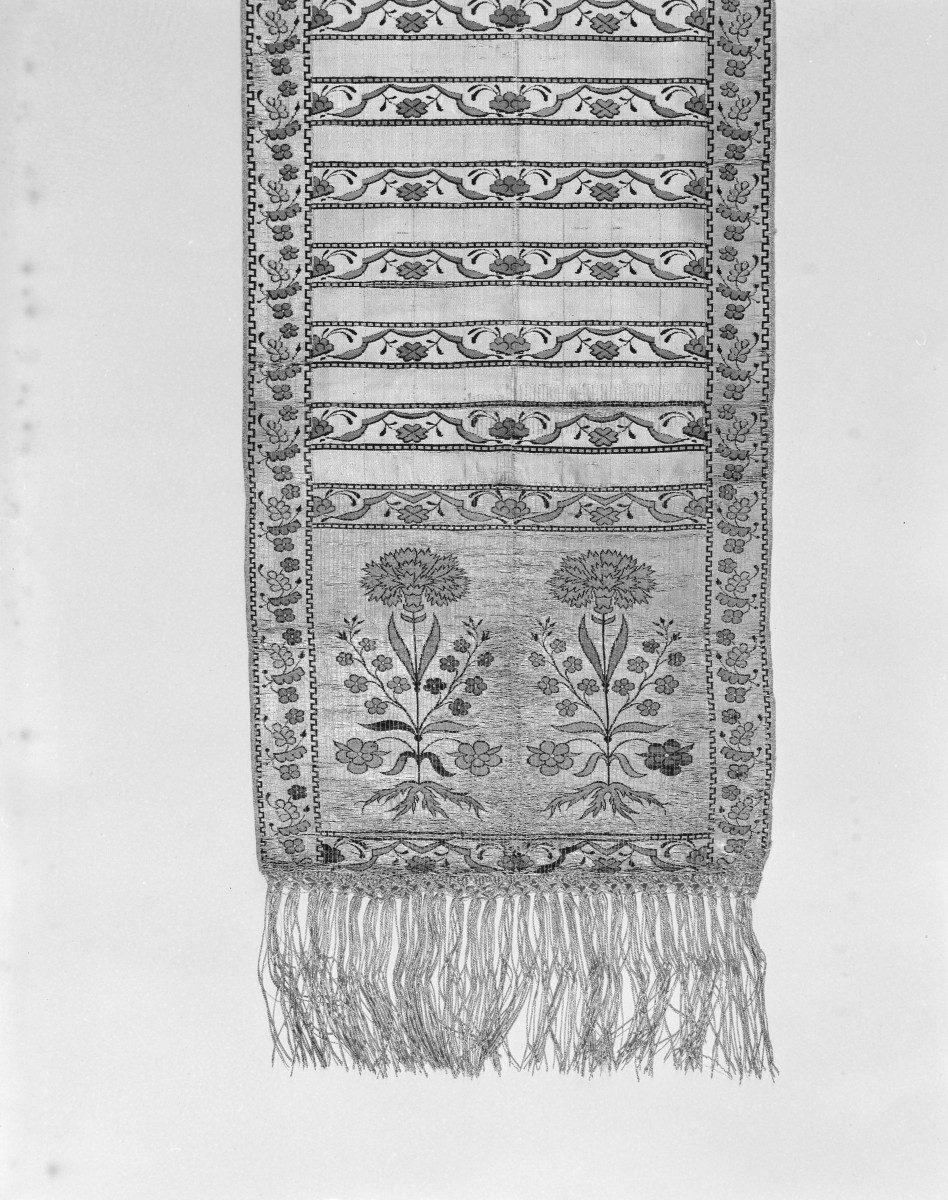Centralne Muzeum Włókiennictwa - zbiory - pas półlity jednostronny - Lyon /1785 - 1792 rok/ - głowa i wciąża /fragment/ - awers, skan 1