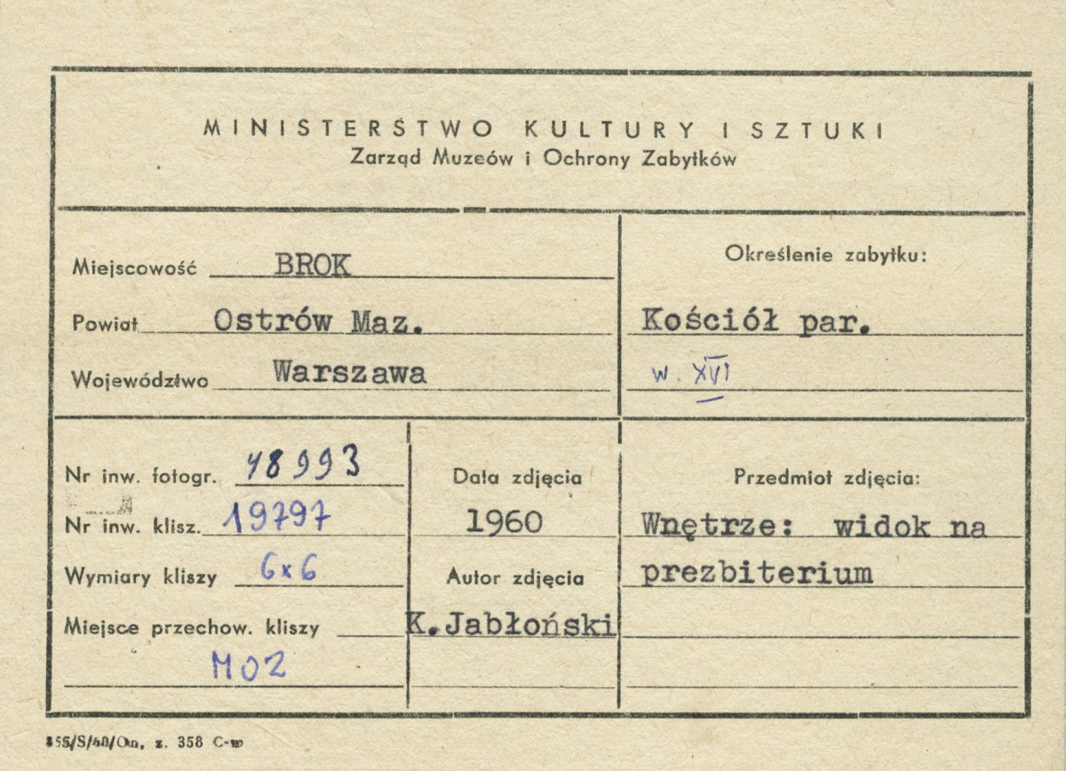 Kościół parafialny - wnętrze, widok z nawy w kierunku prezbiterium - metryczka, skan 1