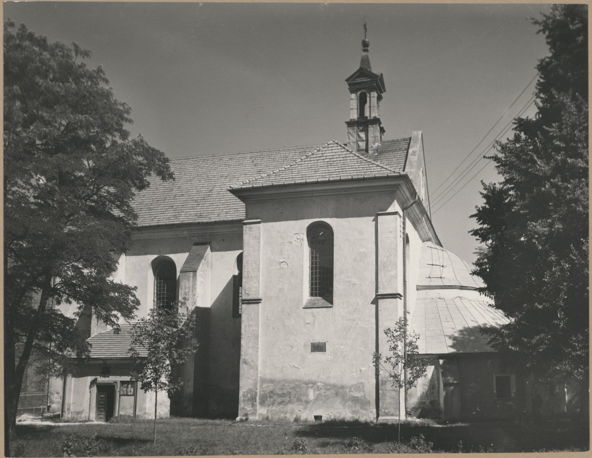 Kościół parafialny - fragment, widok od strony płd. , skan 1