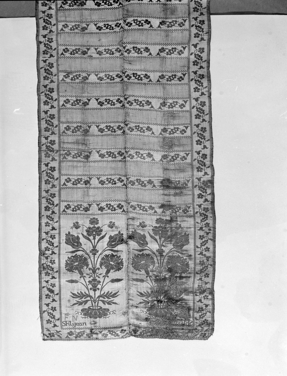 Centralne Muzeum Włókiennictwa - zbiory - pas jedwabna dwustronny - Kobyłka /Szczepan Filsjean 1787 - 1794 rok/ - głowa i wciąża /fragment/ - awers, skan 1