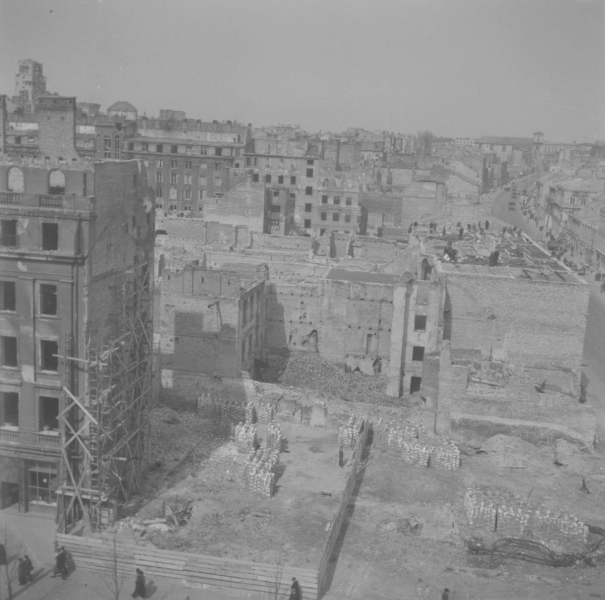 Odbudowa miasta. Po lewej stronie fragment Mazowieckiego Urzędu Wojewódzkiego a na pierwszym planie odbudowa kamienic, w której potem od 1951 roku mieścił się Klub Międzynarodowej Pracy i Książki., skan 1